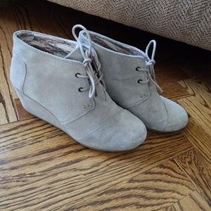 EUC TOM'S WOMEN'S KALA TAUPE WEDGE SUEDE SHOES - SIZE 8.5